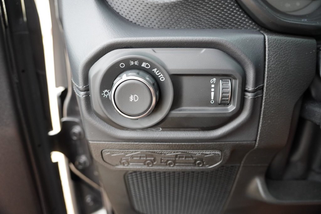 Used 2025 Jeep Wrangler Unlimited Rubicon w/ Convenience Group AWD/4WD image 22