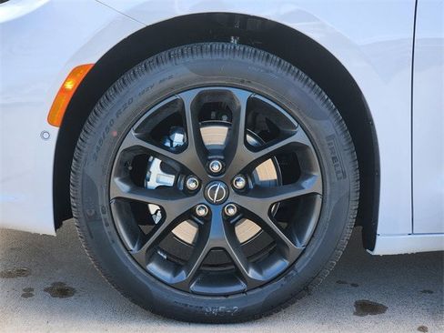 New 2026 Chrysler Pacifica Limited image 7