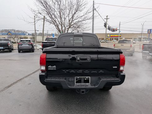 Used 2022 Toyota Tacoma SR image 9