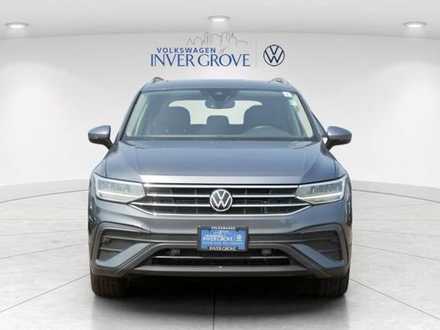 Certified 2022 Volkswagen Tiguan SE w/ Panoramic Sunroof Package AWD/4WD image 2