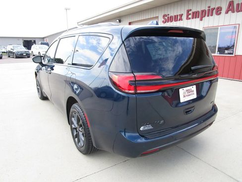 Used 2021 Chrysler Pacifica Touring-L w/ Uconnect Theater Family Group AWD/4WD image 5