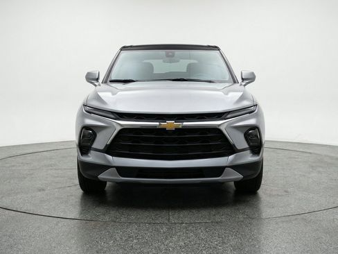 Used 2025 Chevrolet Blazer LT FWD image 2