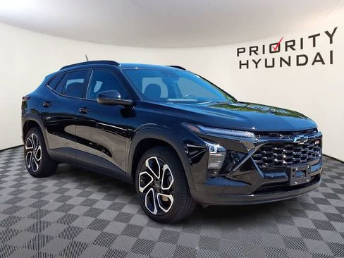 Used 2024 Chevrolet Trax RS w/ Driver Confidence Package FWD image 3