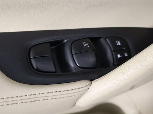 Used 2015 Nissan Rogue SV w/ SV Premium Package FWD image 19