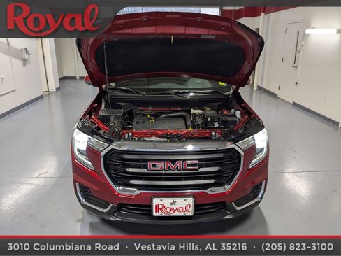 Used 2024 GMC Terrain SLE w/ Driver Convenience Package image 24