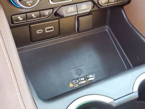 Used 2023 Chevrolet Suburban High Country image 23