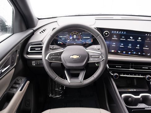 New 2026 Chevrolet Traverse LT image 2