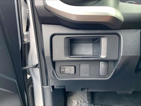 Used 2017 Toyota Tacoma SR5 w/ Tow Package image 32