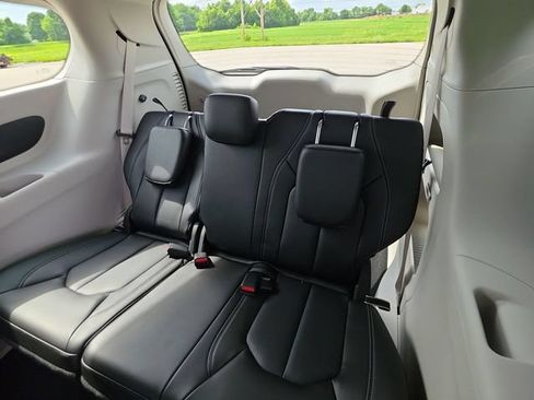 Used 2024 Chrysler Pacifica Touring-L AWD/4WD image 30