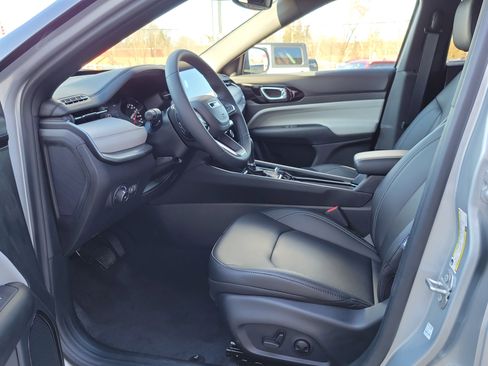 Used 2025 Jeep Compass Limited image 7