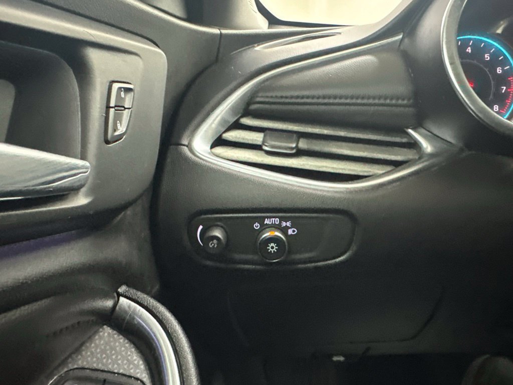 Used 2018 Chevrolet Malibu LT w/ Leather Package FWD image 46