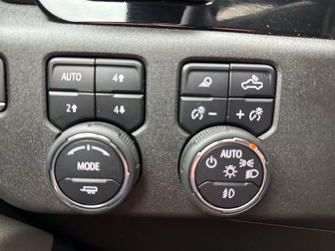 Used 2025 Chevrolet Silverado 2500 ZR2 w/ Technology Package AWD/4WD image 15