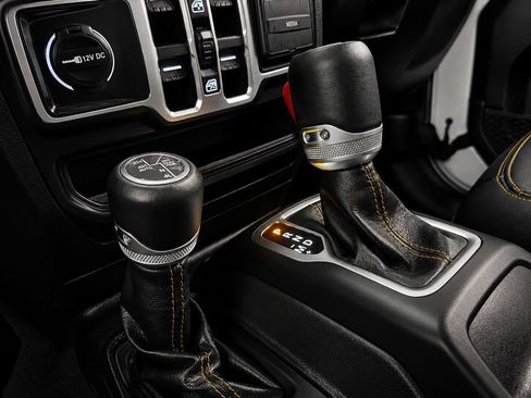 Used 2022 Jeep Wrangler Unlimited Sahara AWD/4WD image 28
