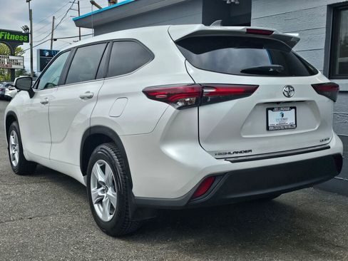 Used 2024 Toyota Highlander LE AWD/4WD image 3