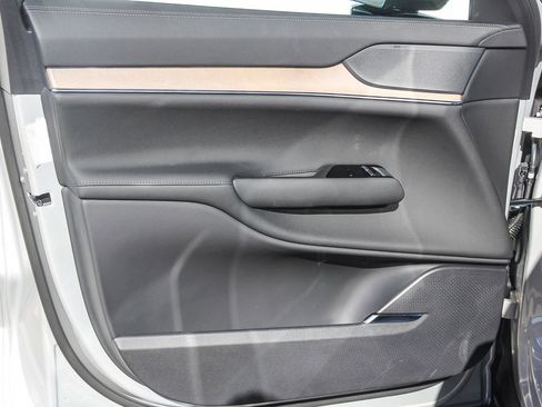 New 2025 Volvo EX90 Plus image 17