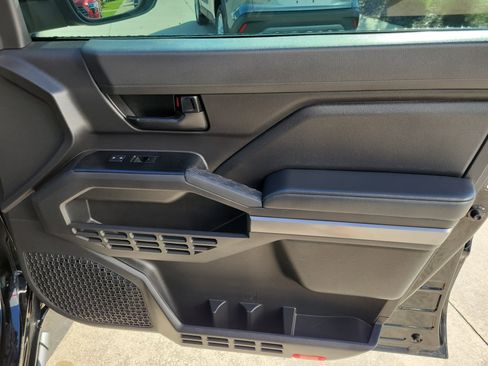 Certified 2025 Toyota Tacoma SR5 AWD/4WD image 32