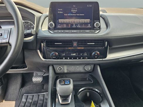 Used 2022 Nissan Rogue SV image 23