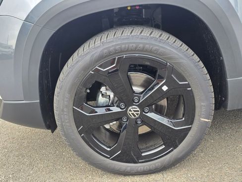 New 2025 Volkswagen Taos SEL image 11