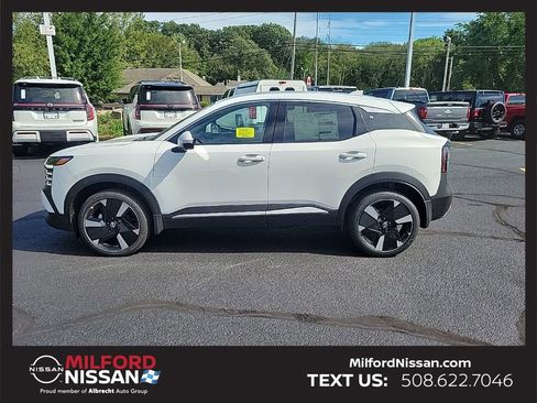 Used 2025 Nissan Kicks SR w/ SR Premium Package AWD/4WD image 1