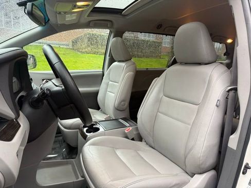 Used 2016 Toyota Sienna XLE w/ XLE Navigation Package image 20