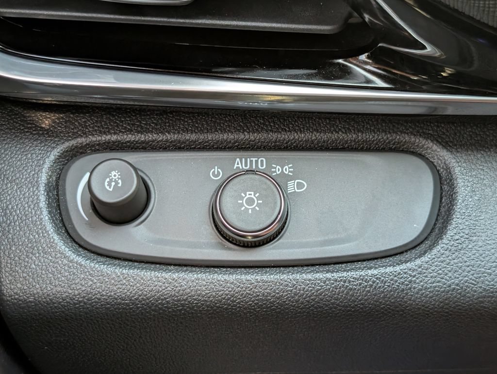 Used 2024 Buick Envista Sport Touring w/ Convenience I Package FWD image 30
