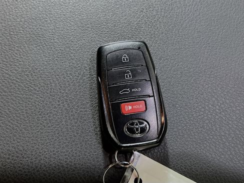 Used 2025 Toyota Camry SE image 34