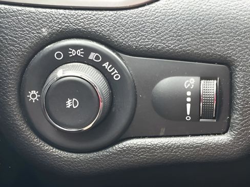 Used 2019 Jeep Cherokee Latitude w/ Popular Appearance Group FWD image 17