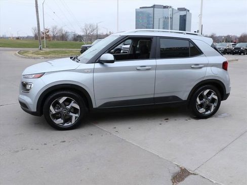 Used 2022 Hyundai Venue SEL w/ Cargo Package image 3