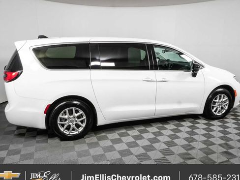 Used 2024 Chrysler Pacifica Touring-L FWD image 2