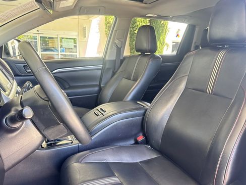 Used 2019 Toyota Highlander SE AWD/4WD image 31