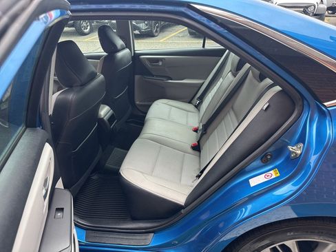 Used 2017 Toyota Camry SE w/ Moonroof Package FWD image 19