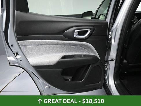 Used 2024 Jeep Compass Latitude image 27