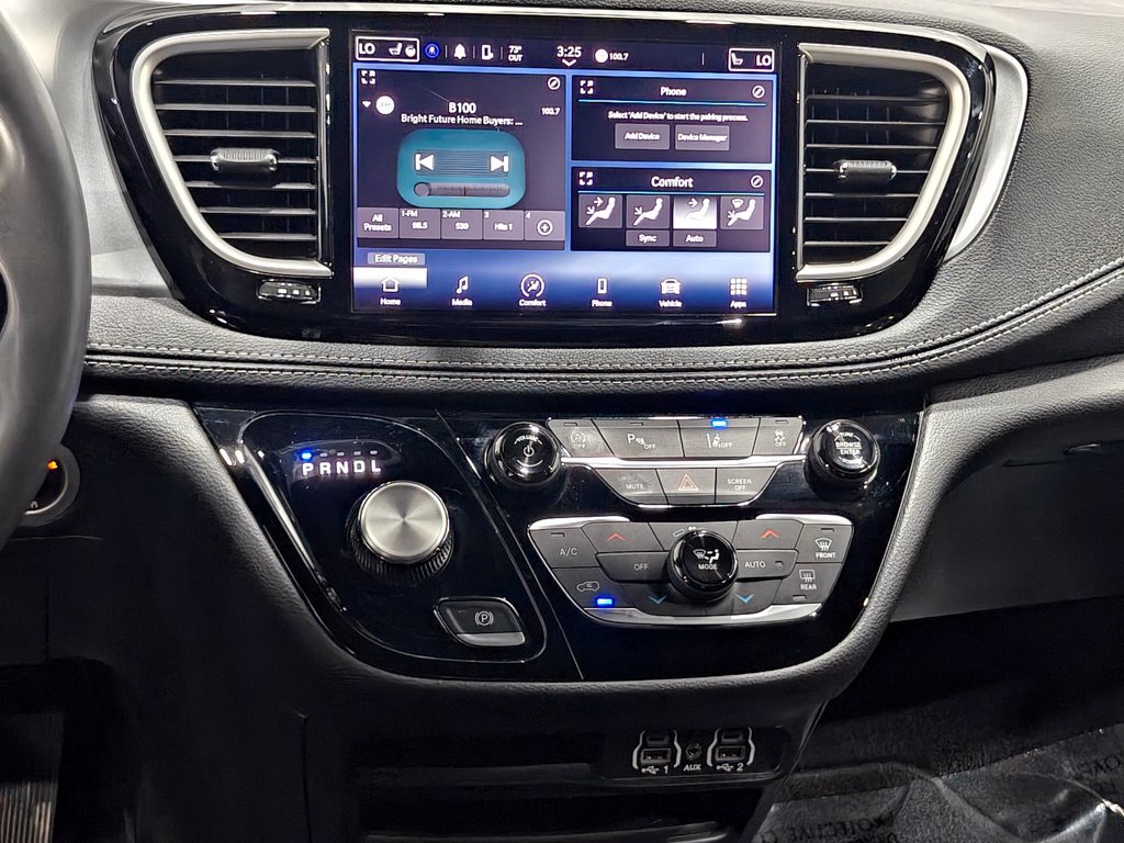 Used 2023 Chrysler Pacifica Touring FWD image 6