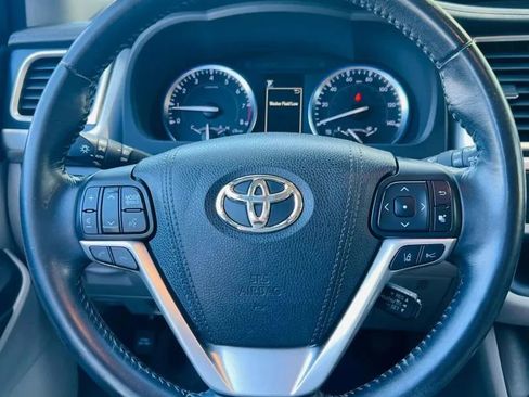 Used 2018 Toyota Highlander XLE w/ Carpet Mat Package (TMS) AWD/4WD image 12