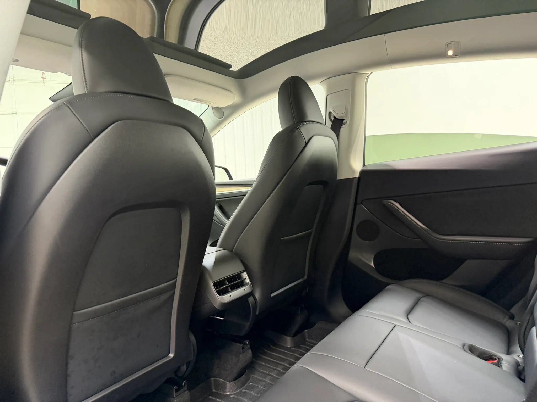 Used 2024 Tesla Model Y Long Range AWD/4WD image 16