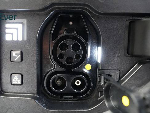 Used 2024 Kia EV9 Light Long Range RWD image 10