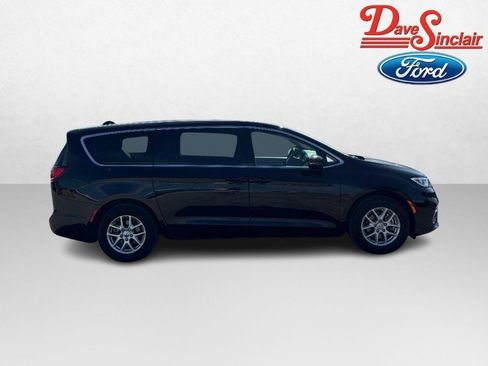 Used 2024 Chrysler Pacifica Touring-L FWD image 5