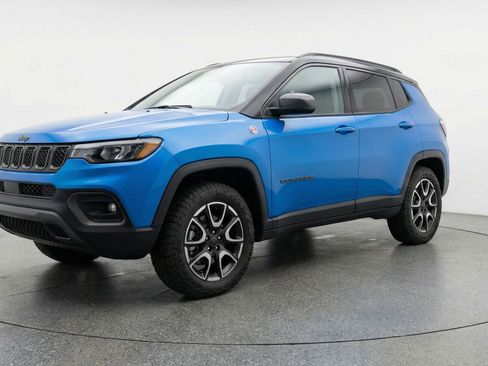 Used 2025 Jeep Compass Trailhawk AWD/4WD image 3