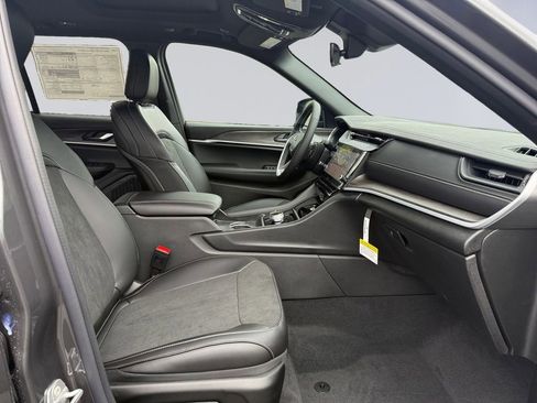 New 2026 Jeep Grand Cherokee Altitude AWD/4WD image 17