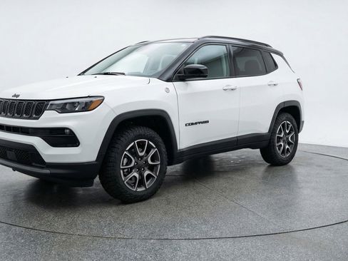 Used 2025 Jeep Compass Trailhawk image 3