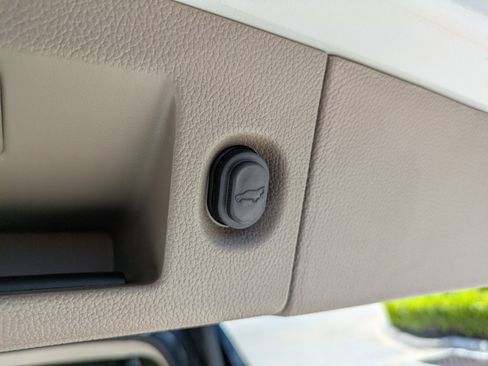 Used 2020 GMC Yukon SLT w/ Premium Edition image 19