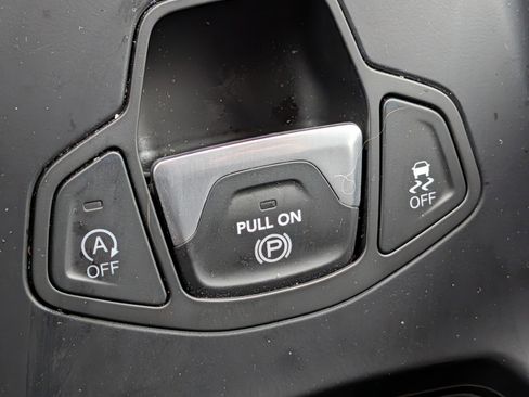 Used 2023 Jeep Renegade Latitude AWD/4WD image 30