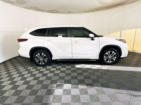 Used 2024 Toyota Highlander XLE FWD image 2