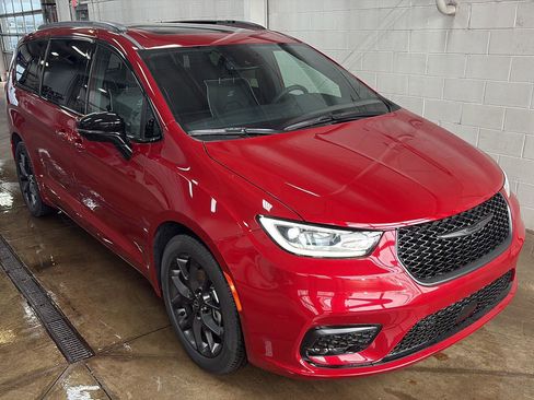 New 2026 Chrysler Pacifica Limited w/ S Appearance Package image 2