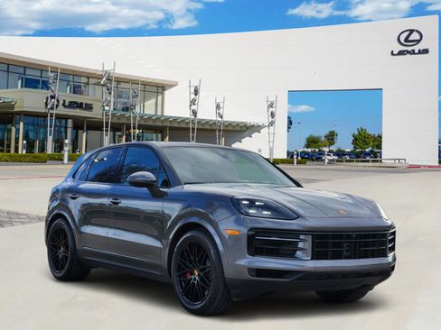 Used 2024 Porsche Cayenne S image 2