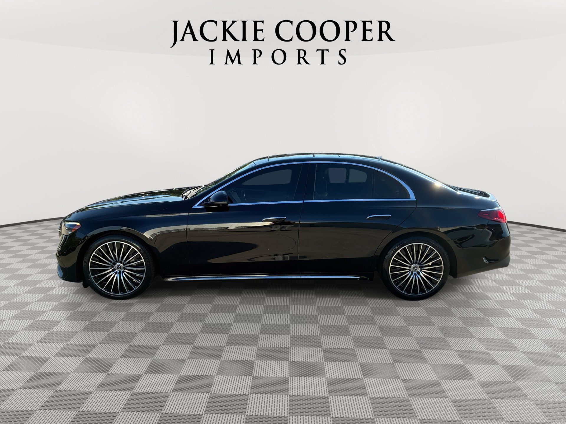 Used 2024 Mercedes-Benz E 350 4MATIC Sedan image 8