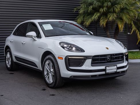 Certified 2023 Porsche Macan image 6