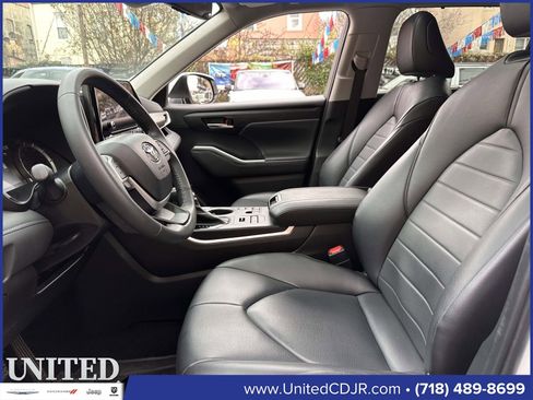 Used 2024 Toyota Highlander XLE image 13