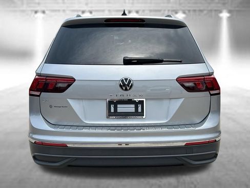 Used 2023 Volkswagen Tiguan SE w/ Panoramic Sunroof Package FWD image 5