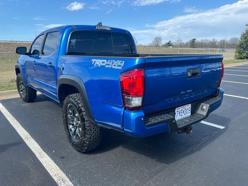 Used 2017 Toyota Tacoma TRD Off-Road image 5